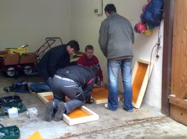 Ein Barfußpfad für kleine und große Füße entsteht in der AWO-Kita „Am Goethepark”.